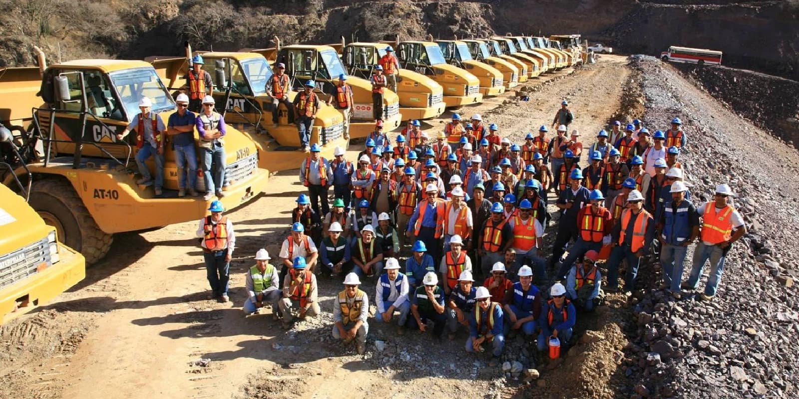 Equipo operativo en proyecto de construcción